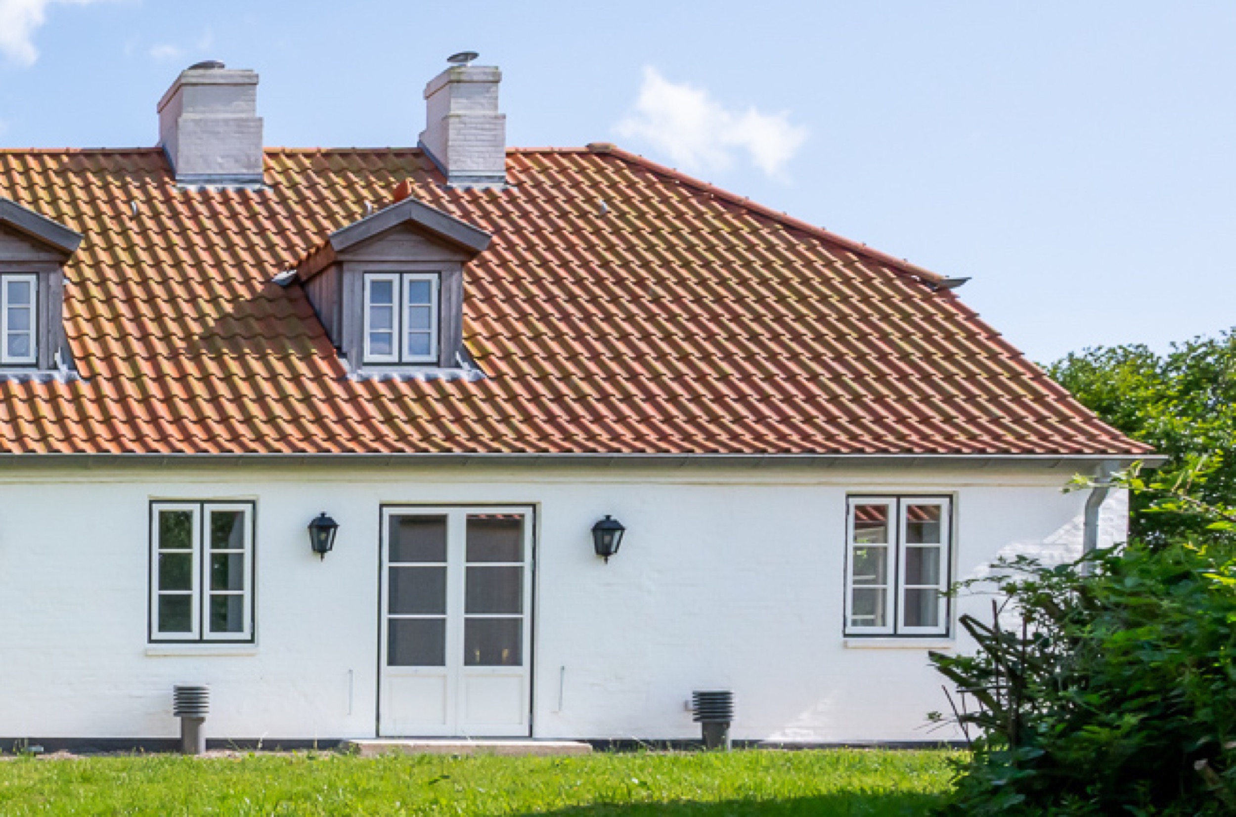 landhaus sensby kleine wohnung sonniger tag fruehstueck im freien