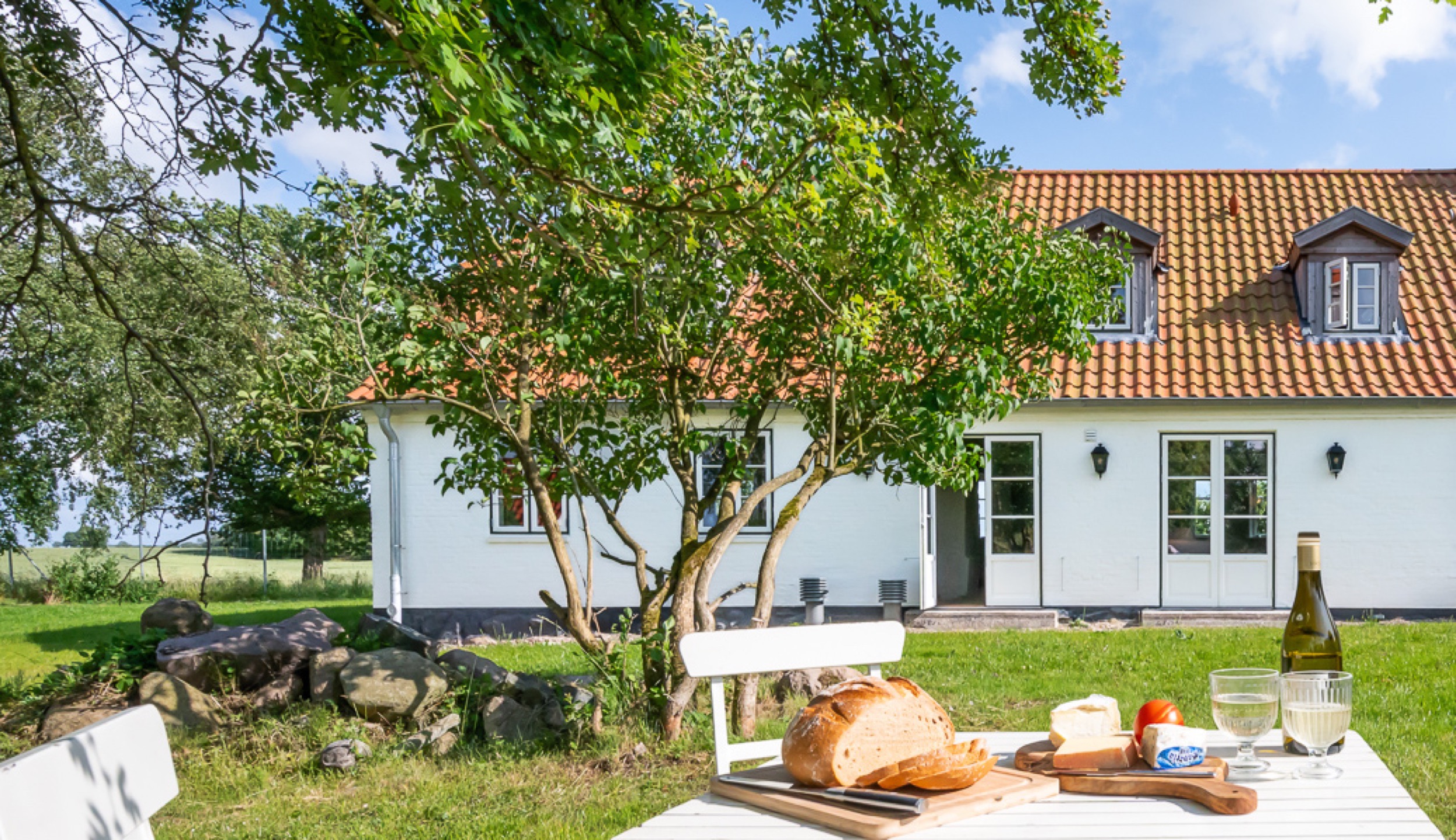 landhaus sensby sonniger tag fruehstueck im freien